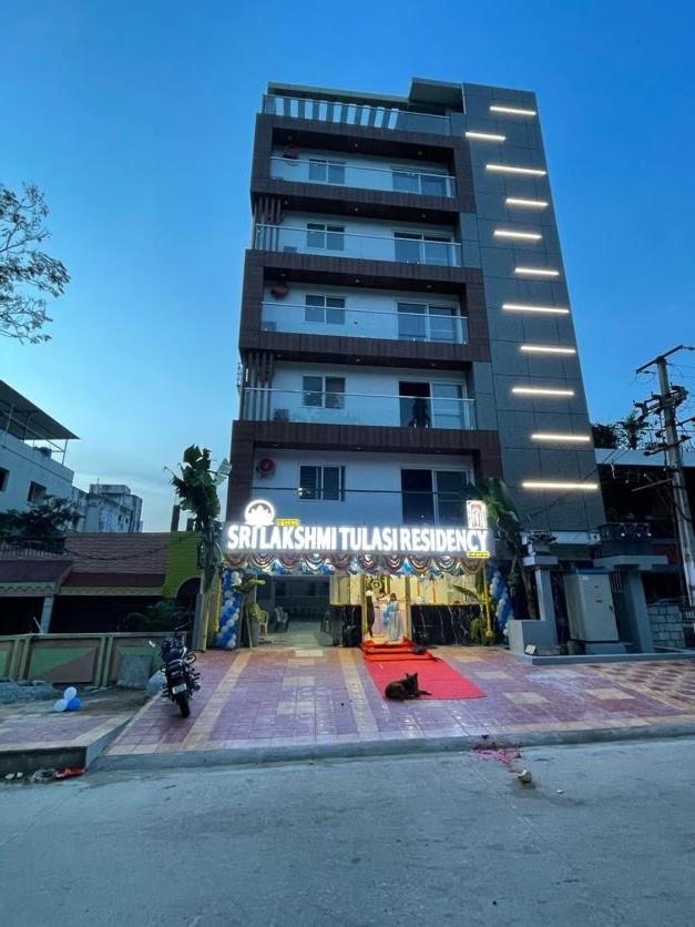 מלון טירופאטי Srilakshmitulasiresidency מראה חיצוני תמונה